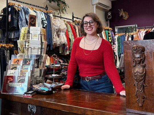 Alieke (30): ‘Ik raak snel verveeld, maar in de winkel nooit.’