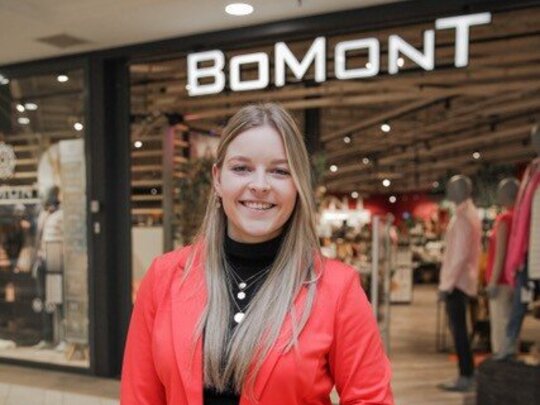 Fleur (21), bedrijfsleider van Bomont: ‘In het weekend werken? Vind ik niet erg!’