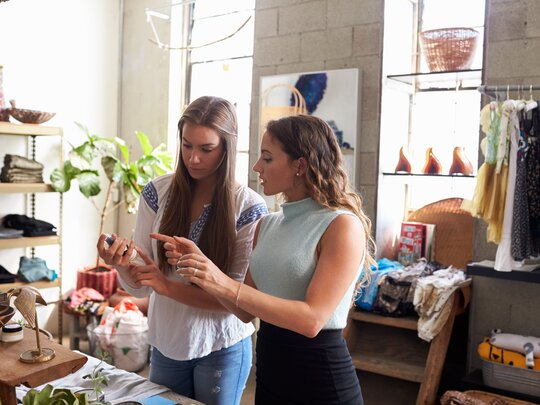 Stel: een klant breekt een vaas. Wie betaalt de schade? De klant? Of de winkel?