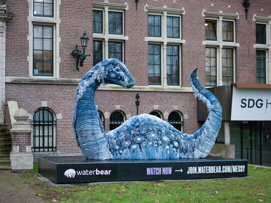 Blauw monster van 800 Mud Jeans nu in Nederland te zien