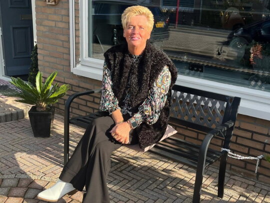 Bianca (55): “Ik let op haarkleur en gezicht, dan weet ik al snel welke tinten iemand mooi staan”