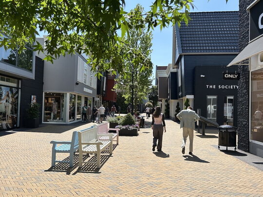 De Fashion Outlet: shopping wonderland of bedreiging voor de winkelstraat?