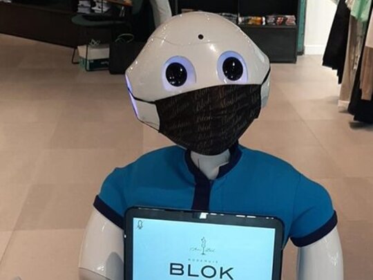 Wat vindt de klant van robots in de modewinkel?