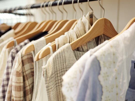 Van katoen tot kledingkast: hoe werkt de keten van de mode-industrie eigenlijk?