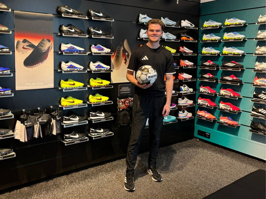 Jimmy (24): ‘Voetbal is mijn leven, en dat neem ik mee de winkel in’